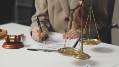 Ofiste çalışan avukat ya da yargıç