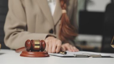 Yargıç Gavin ofisteki masada.