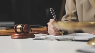 Hukuk kavramı, yargıç tokmak, mahkeme yargıcı.