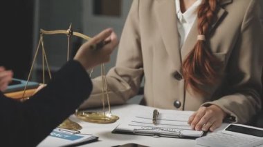 İş adamları toplantısı, profesyonel iş adamları konsepti, iş adamları takımı, sözleşme tartışması, birlikte çalışma ve Compu ile bir masada tartışma