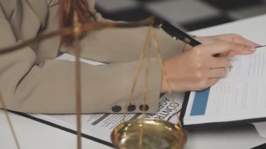 Ofiste çalışan avukat, hukuk kavramı