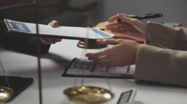 Modern iş yerinde iş kadını sözleşmesi imzalıyor, yakın plan