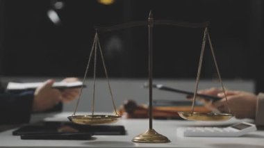 İş adamlarının ellerinde terazi var. Hukuk, adalet ve adalet kavramı.