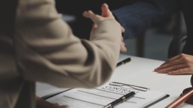 İş adamları ofiste el sıkışıyor..