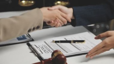 İş adamları ofiste el sıkışıyor