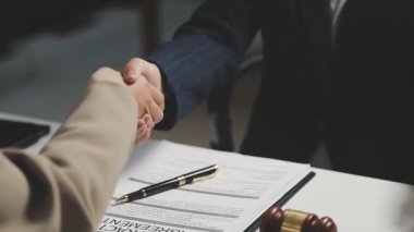 Toplantı salonunun içinde el sallayarak işadamları