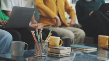 ofiste çalışan gençlerin grup