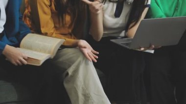 Ofisteki projede birlikte çalışan bir grup genç iş adamı.