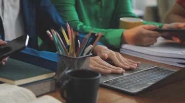 Ofiste genç insanlar