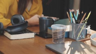 bilgisayar ve kahve fincanı ile yaratıcı çalışma alanı