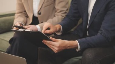 Ofiste çalışan iş adamı