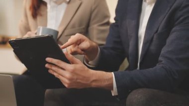 Dijital tablet kullanan işadamını kapat