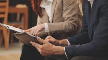 Ofiste dijital tablet kullanan gençler