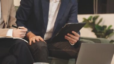 Yeni proje tartışırken iş arkadaşları