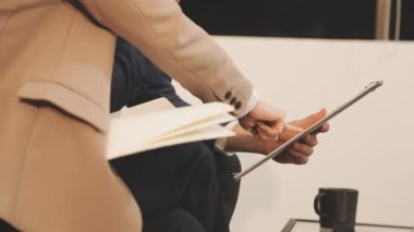 Bir tablet bilgisayar kullanma office iş adamı.