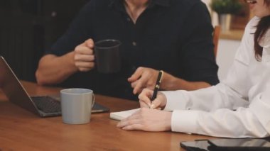 yakın plan - kafede dizüstü bilgisayar kullanan iki genç.