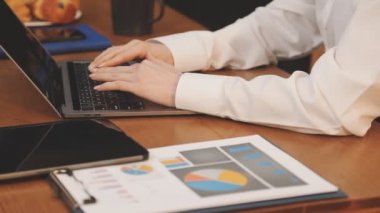 ofis masa başında çalışan adam