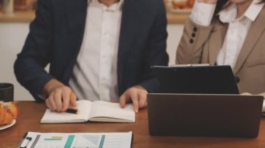 ofiste çalışan genç iş kadını