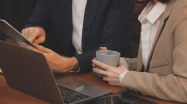 İş adamları toplantısı ve beyin fırtınası konsepti. Modern ofiste dizüstü bilgisayarla çalışan genç iş adamı.