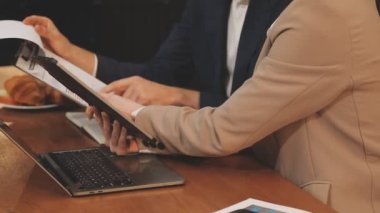 Kafede dijital tablet üzerinde çalışan iş kadını