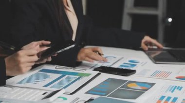 Ofiste bilgisayarla çalışan iş kadını