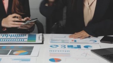 İş takımını kapatın ve ofiste iş planlarını tartışın.