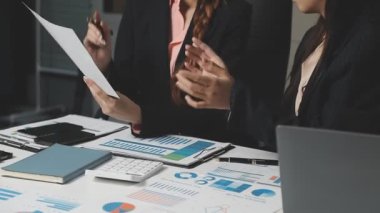 Genç iş adamları ofiste beyin fırtınası yapıyorlar..