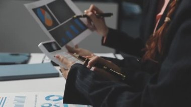 Tabletteki hesap makinesiyle verileri analiz eden iş adamı