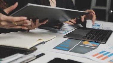 Modern ofiste dizüstü bilgisayarda çalışan işadamları