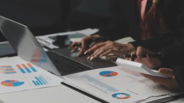 Ofiste dizüstü bilgisayarla çalışan iş ekibini kapatın..