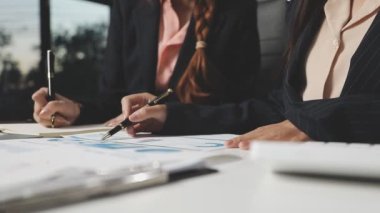 Ekonomik planlar ve planlar masaya yatırıldı. Toplantı odasındaki iş adamları..