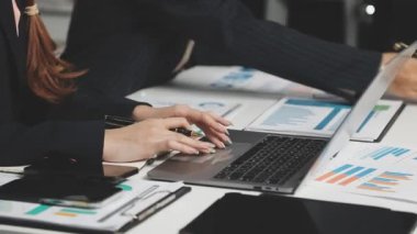 Modern ofisinde çalışan iş takım