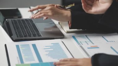 Ofisteki bilgisayarlarla ve çizelgelerle çalışan iş adamları. Takım çalışması, beyin fırtınası ve çalışma konsepti.