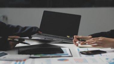 İş ekibi ofiste tartışıyor ve beyin fırtınası yapıyor.