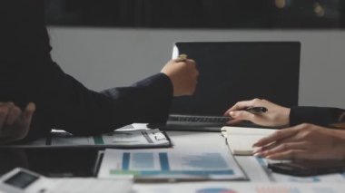 Ofiste çalışan iş adamları.