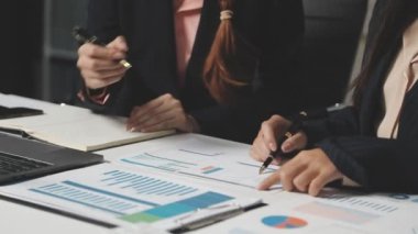 İşadamları projeyi tartışıyor..