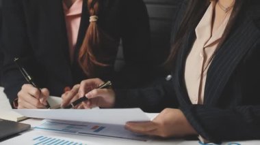 Genç iş adamları ofiste verileri tartışıyor ve analiz ediyorlar