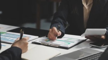 İşadamları yeni bir projeyi tartışıyorlar..