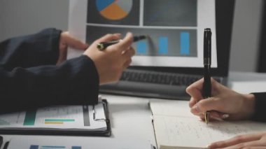 Modern profesyonel ofiste iş ekibi toplantısı