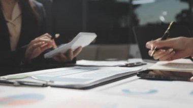 Finans grafiği üzerinde çalışan iş adamları.