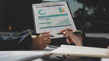 İş adamı finansal verileri analiz ediyor ve ofis masasında dizüstü bilgisayar kullanıyor..