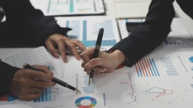 İş adamları ofisteki mali verileri analiz ediyorlar.