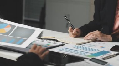 Masasında tablet bilgisayarı ve kalemi olan iş kadını..