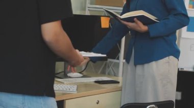 ofiste çalışan genç Asyalı kadın