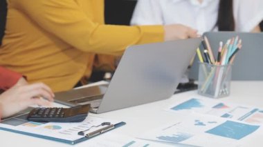 Modern ofis dizüstü bilgisayar ile çalışan iş adamları.