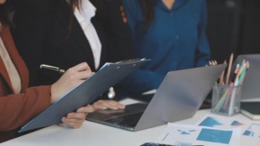 Ofiste çalışan genç bir iş kadını..