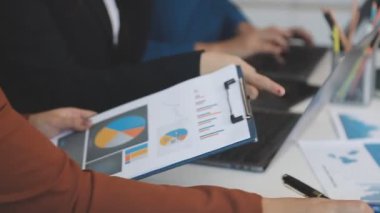 Ofiste çalışan iş adamı