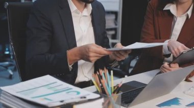 Modern bir ofiste çalışan genç iş adamları..