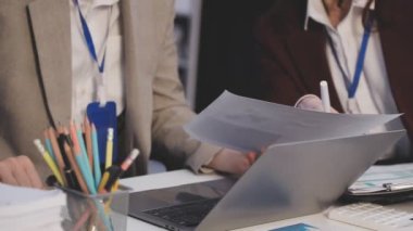 ofiste çalışan genç insanlar