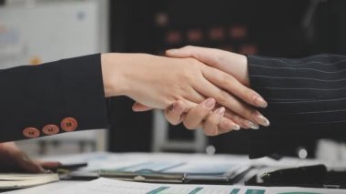 Ofiste görüştükten sonra iş ortaklarının el sıkışması